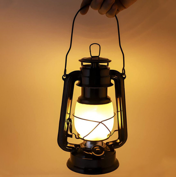 Penerangan dengan Lampu Minyak Bergaya Pedesaan